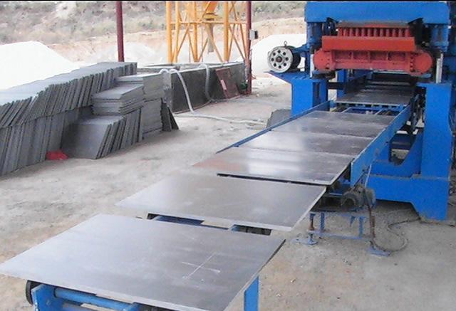 Pallets feeding machine